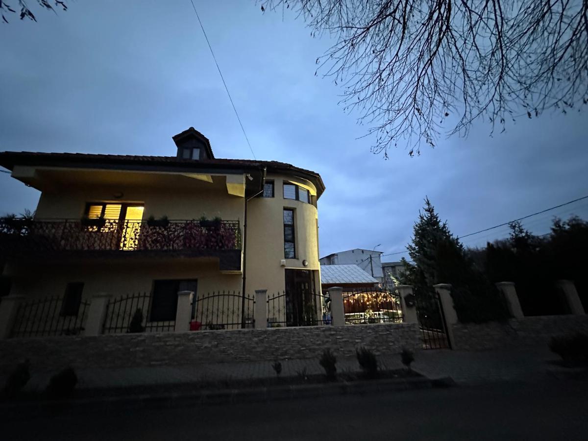 Casa Albert Luca Vaslui Exteriör bild